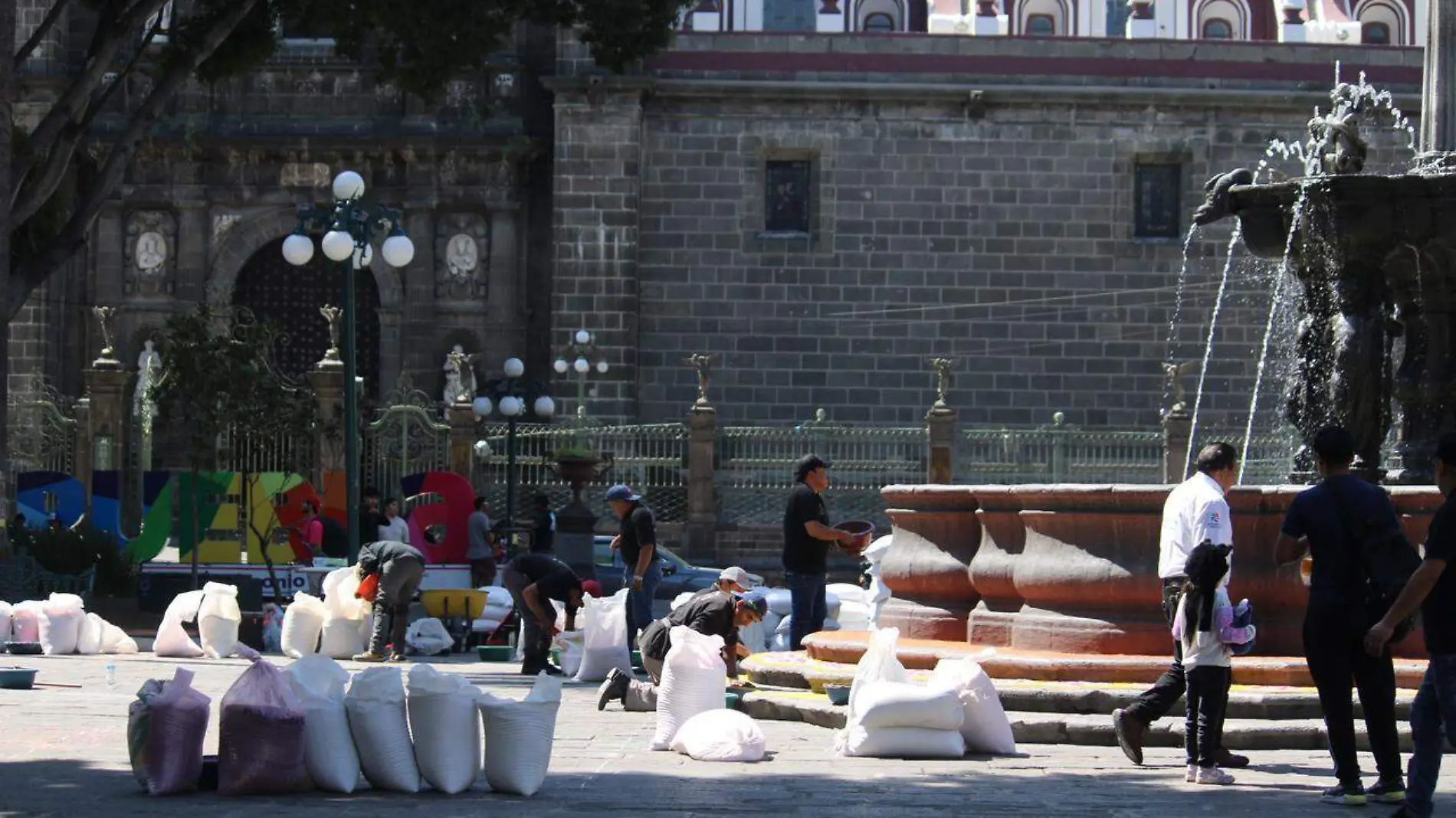 alfombra monumental en el zocalo por el día de muertos